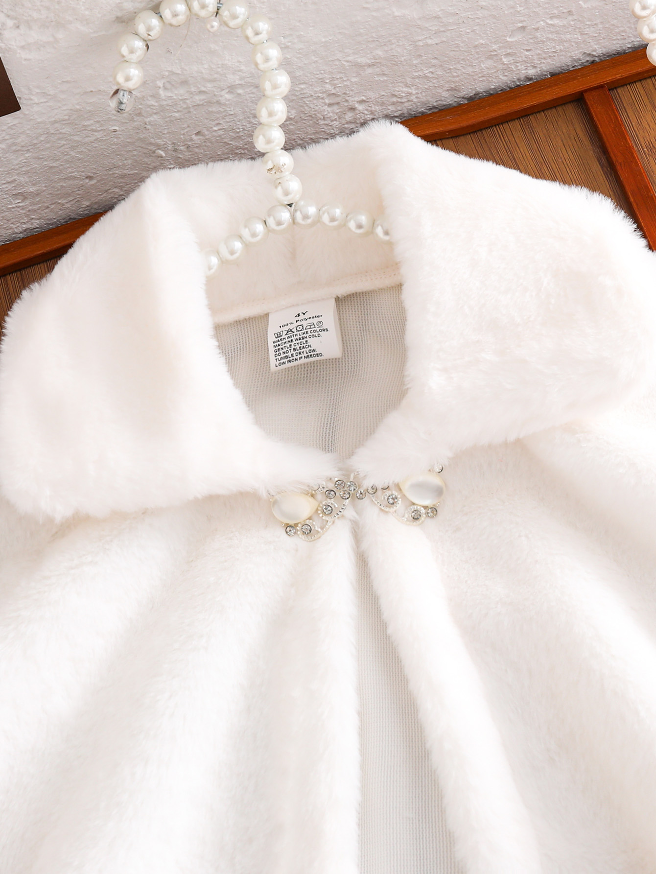 Une cape châle princesse blanc - Winter Clothing Activity avis et prix